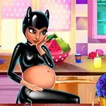 Một nhân vật hoạt hình mặc trang phục đen bó sát với tai mèo, đang mang thai, ngồi trong một căn bếp đầy màu sắc với nến và hoa xung quanh