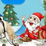 Ông già Noel đội mũ đỏ ngồi bên cạnh túi quà cạnh cây thông và một con ngựa trắng đang cúi đầu trên nền tuyết