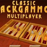 Bàn cờ với quân cờ và xúc xắc trong trò chơi Backgammon trên nền gỗ màu nâu