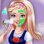 Cô gái tóc vàng buộc cao với tóc màu hồng nhạt, mặc áo sơ mi trắng và áo đầm xanh, đang được chăm sóc da mặt với mặt nạ xanh và hơi nước