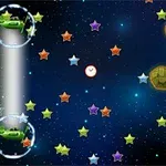 Hình ảnh có nền không gian với các ngôi sao nhiều màu sắc và hai vật thể hình cầu màu xanh lá cây được bao quanh bởi vòng sáng