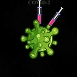 Hình ảnh một virus màu xanh lá cây với hai ống tiêm chứa chất lỏng màu đỏ hồng trên nền đen