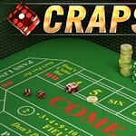 Bàn cược màu xanh lá cây với các ô đánh dấu cho trò chơi xúc xắc, có chữ COME, FIELD, và thông tin đặt cược bên cạnh hình minh họa của một người chia bài