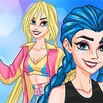 Hai cô gái hoạt hình với biểu cảm vui vẻ, một cô có tóc màu xanh và tết bím, cô còn lại có tóc vàng, mặc áo khoác màu hồng và vàng