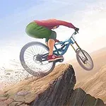 Người đi xe đạp đang lao xuống dốc trên đỉnh núi, với phong cảnh núi non bao quanh