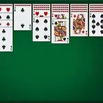 Bàn cờ bài trên nền xanh với các quân bài xếp chồng và lật ngửa