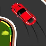 Xe đua màu đỏ đang drift trên đường đua uốn lượn với viền nhiều màu sắc, xung quanh là thảm cỏ xanh