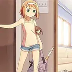Một nhân vật anime đứng ở cửa, cầm túi đựng gậy bóng chày, trong bối cảnh phòng khách với ghế sofa và cây xanh