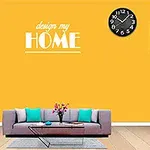Một căn phòng với tường màu vàng, có ghế sofa xám, đồng hồ treo tường, đèn trần xanh lá, và một nhân vật hoạt hình bên trái