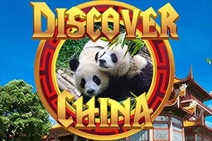 Hai chú gấu trúc nằm cạnh nhau trên nền khung cảnh kiến trúc Trung Quốc với chữ Discover China ở trên