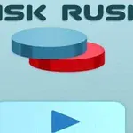 Hai chiếc đĩa màu xanh và đỏ xếp chồng lên nhau với chữ Disk Rush phía trên và nút phát màu xanh bên dưới