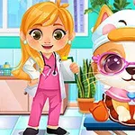 Bé gái tóc vàng mặc trang phục bác sĩ đứng cạnh một chú cún dễ thương đeo kính mát và mũ, ngồi trên bàn trong phòng khám