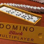 Hộp domino màu vàng với các quân domino bên trong trên nền gỗ, xung quanh có các quân domino đứng dựng