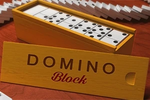 Hộp đựng quân cờ domino bằng gỗ với dòng chữ DOMINO Block trên nắp, bên trong có các quân domino trắng