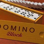 Hộp đựng quân cờ domino bằng gỗ với dòng chữ DOMINO Block trên nắp, bên trong có các quân domino trắng