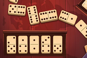 Các quân cờ domino bằng gỗ được sắp xếp trên bề mặt gỗ với một số quân xếp thành hàng và một số quân khác nằm lộn xộn
