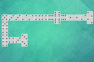 Các quân cờ Domino xếp trên nền màu xanh lá cây