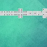 Các quân cờ Domino xếp trên nền màu xanh lá cây