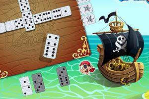 Trò chơi domino với bàn cờ gỗ, quân domino, tàu cướp biển có cờ đầu lâu và nhân vật hoạt hình trên biển xanh