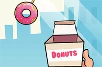 Cái bánh donut đu đưa nhẹ nhàng trên sợi dây