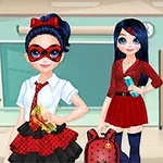 Hai nhân vật hoạt hình trong trang phục học sinh đứng trong lớp học, một người đeo mặt nạ đỏ và cầm bánh mì, người kia cầm chai đồ uống