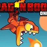 Rồng màu cam bay trên bầu trời xanh đêm, phun lửa về phía trước với mặt trời hoặc mặt trăng phía sau