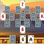 Bài chơi bài với phông nền kim tự tháp và tượng nhân sư, hiển thị các lá bài úp và ngửa, có số và chữ cái như 6, 7, 8, K và A