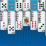 Bộ bài xếp thành hàng trên nền xanh lam với các ô trống có chữ Free cell