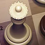 Các quân cờ trắng và đen trên bàn cờ với quân tốt trắng có hình vương miện độc đáo