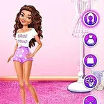 Một cô gái trẻ với mái tóc nâu dài mặc áo phông trắng và quần short tím đứng trong phòng trang điểm, với các biểu tượng và lựa chọn trang phục trên màn hình