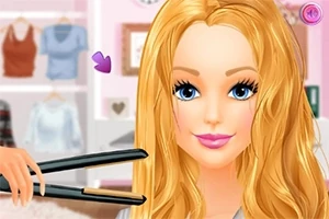 Người phụ nữ tóc vàng đang được làm tóc bằng máy duỗi trong một căn phòng với phông nền là tủ quần áo