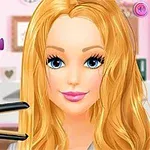 Người phụ nữ tóc vàng đang được làm tóc bằng máy duỗi trong một căn phòng với phông nền là tủ quần áo