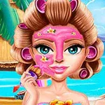 Một cô gái với mặt nạ dưỡng da màu hồng và lô cuốn tóc, đứng bên bãi biển với hậu cảnh là biển xanh và lều cọ