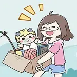 Một cô gái đeo kính đang mỉm cười, cầm một hộp đựng đồ chơi, quả bóng và sách, trong khi một con mèo bay lơ lửng với một quả bóng bay