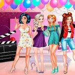 Bốn nhân vật nữ hoạt hình với trang phục thời trang đứng tạo dáng giữa phòng trang trí bằng bóng bay và dây đèn