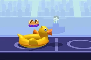 Con vịt cao su vàng mang vương miện trên sân chơi với khán đài mờ phía sau