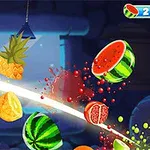 Các loại trái cây như dưa hấu, dứa và lựu bị cắt nhỏ với đường chém sáng nổi bật và các mảnh trái cây bắn tung tóe trong không trung