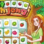 Cô gái tóc đỏ đứng bên cạnh bảng trò chơi xếp hình với hình ảnh các loại trái cây đầy màu sắc trên ô vuông