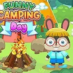 Hình ảnh gồm hai nhân vật hoạt hình, một thỏ mang kính và một cừu, đứng gần đống lửa trại bên trong khu rừng, với tiêu đề Funny Camping Day phía trên