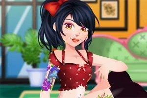Một cô gái với mái tóc đen và nơ đỏ, mặc áo croptop đỏ chấm bi, có hình xăm hoa trên cánh tay, ngồi trên ghế sofa trong căn phòng với cây xanh và tranh treo tường
