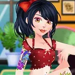 Một cô gái với mái tóc đen và nơ đỏ, mặc áo croptop đỏ chấm bi, có hình xăm hoa trên cánh tay, ngồi trên ghế sofa trong căn phòng với cây xanh và tranh treo tường