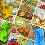 Các mảnh trò chơi hình con ngỗng màu sắc đặt trên bảng điểm với hình ảnh động vật và thiên nhiên
