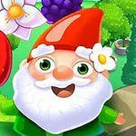 Chú lùn đội mũ đỏ tươi cười, bên cạnh là quả dâu tây và hoa giữa khung cảnh vườn cây xanh mát