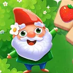 Chú lùn đội mũ màu đỏ với hoa trên đầu đứng bên cạnh ba khối gạch có hình dâu tây, nho, và lê trên nền cỏ xanh