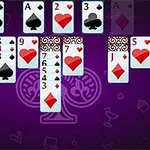 Một bàn chơi bài với các lá bài được xếp chồng lên nhau trên nền màu tím