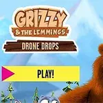 Chú gấu nâu nhìn lên trời, nơi có những chiếc drone đang bay, với núi tuyết làm nền phía sau