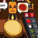 Người đội mặt nạ bí ngô đứng trước quầy bếp với nền trang trí Halloween, chuẩn bị một chiếc bánh pizza với các nguyên liệu bên cạnh