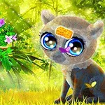 Một con vật nhỏ dễ thương với đôi mắt to và cái đuôi cong ngồi trên nền cỏ, có bươm bướm nhỏ đậu trên đầu và bụng, xung quanh là môi trường rừng xanh mát với hoa tím