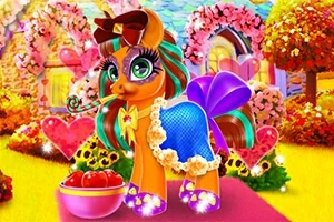 Một chú ngựa con nhỏ nhắn, có đôi mắt to, mặc váy xanh tím và đi giày hồng đứng trước ngôi nhà với hoa và cây cảnh xung quanh