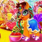 Một chú ngựa con nhỏ nhắn, có đôi mắt to, mặc váy xanh tím và đi giày hồng đứng trước ngôi nhà với hoa và cây cảnh xung quanh